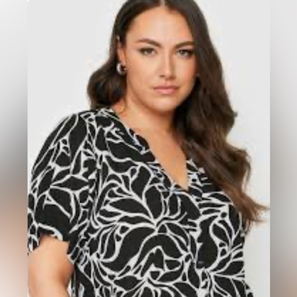 LOFT Black and White Floral short sleeve Blouse size M